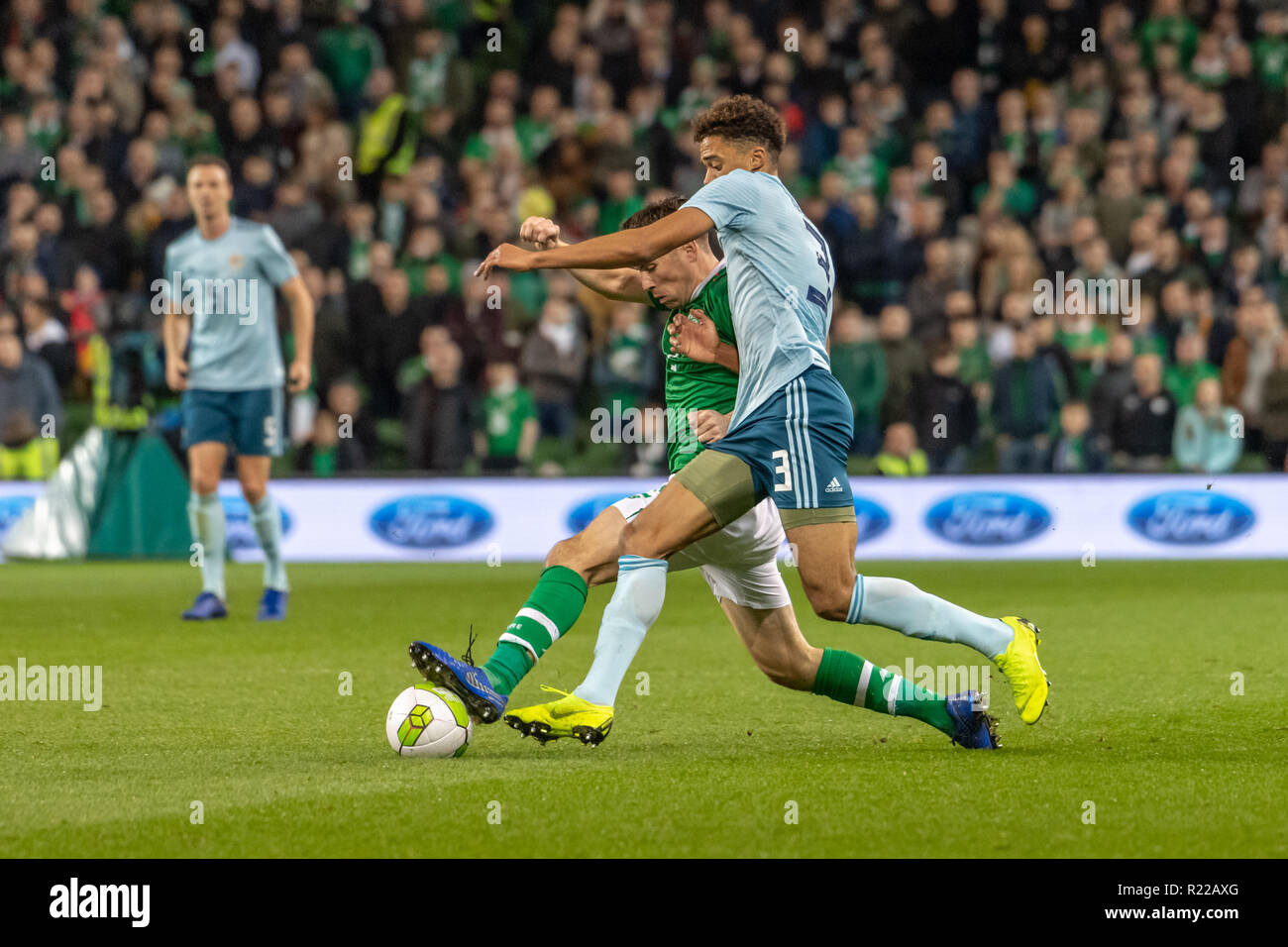 Seamus Coleman et Jamal Lewis en action au cours de l'international amical entre les Rep de l'Irlande et l'Irlande du Nord à l'Aviva Stadium. (Score final 0-0) Banque D'Images