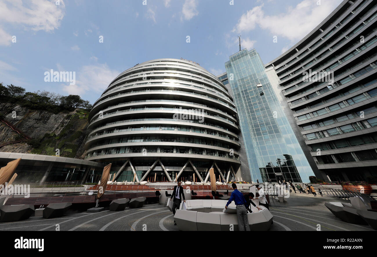 (181116) -- SHANGHAI, 16 novembre 2018 (Xinhua) -- le personnel de travail disposer les chaises au fond de la carrière, où l'Intercontinental Shanghai Wonderland, également connu sous le nom de Carrière Shimao Hotel, est situé dans le district de Songjiang, Shanghai est de la Chine, le 13 novembre 2018. Les 88 mètres de profondeur, construit verticalement le long du précipice d'un souterrain, rempli d'eau, carrière a fait ses débuts à Shanghai jeudi. Il a vanté son exploit d'ingénierie et des chambres avec vue sur la falaise qui permettent aux clients de regarder dans l'abîme. Les 336 chambres de cet hôtel dispose de 18 étages -- deux et deux sous-marins au-dessus du sol -- toutes avec un r Banque D'Images