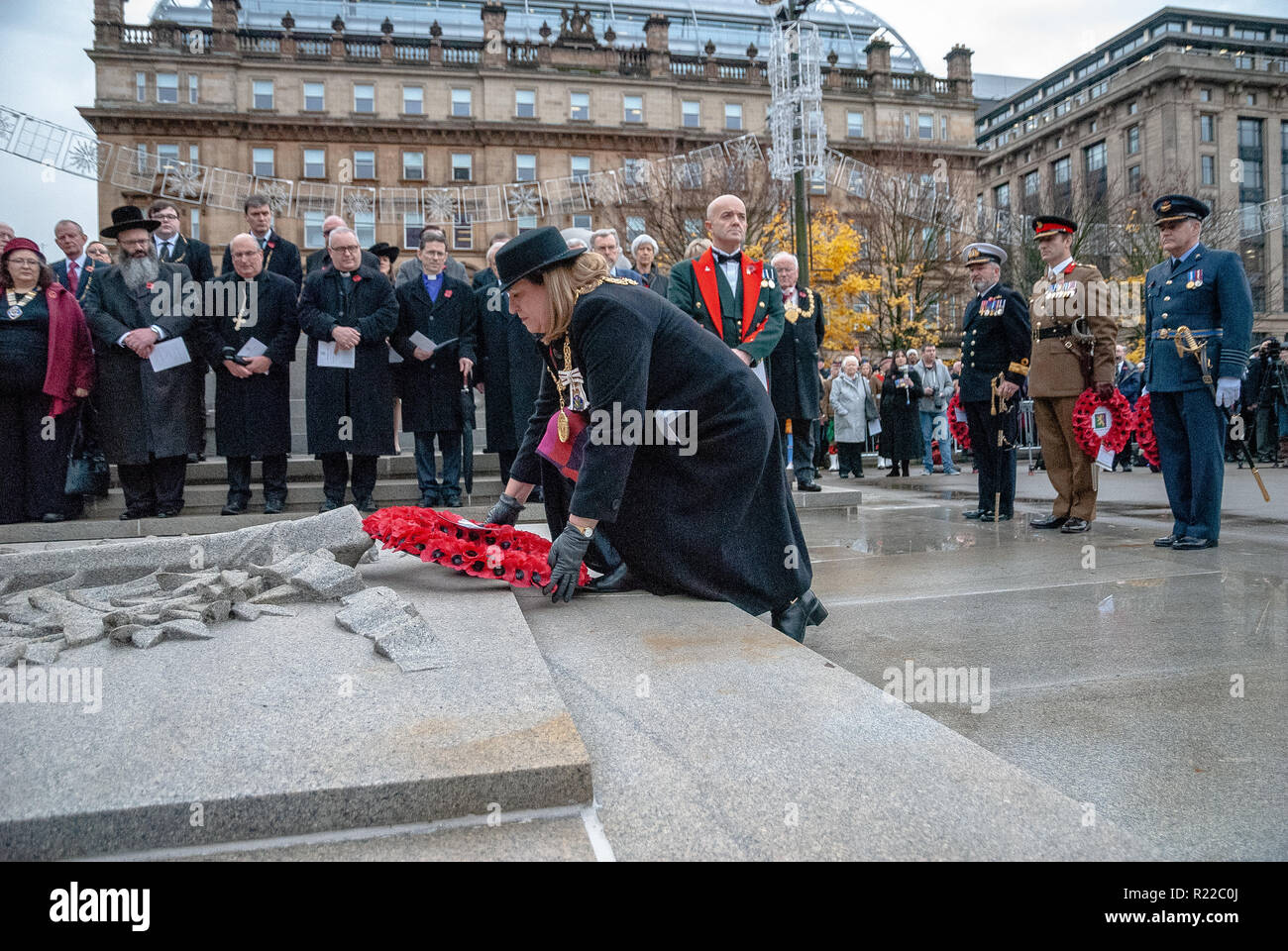 Un haut fonctionnaire est vu déposer une couronne à la base du cénotaphe pour rendre hommage à ceux qui sont tombés. Les membres des forces armées du Royaume-Uni, l'Écosse, de la police et autres services publics est sorti à l'appui et à rendre hommage à ceux qui sont tombés dans les conflits récents et à ceux qui sont tombés pendant la Grande Guerre. 2018 a marqué le 100e anniversaire de la PREMIÈRE GUERRE MONDIALE. Banque D'Images