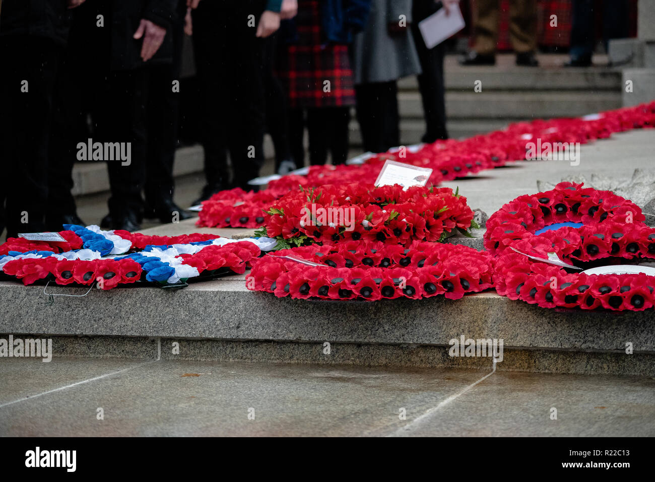 Des couronnes sont vu couché sur le Cénotaphe de George Square. Les membres des forces armées du Royaume-Uni, l'Écosse, de la police et autres services publics est sorti à l'appui et à rendre hommage à ceux qui sont tombés dans les conflits récents et à ceux qui sont tombés pendant la Grande Guerre. 2018 a marqué le 100e anniversaire de la PREMIÈRE GUERRE MONDIALE. Banque D'Images