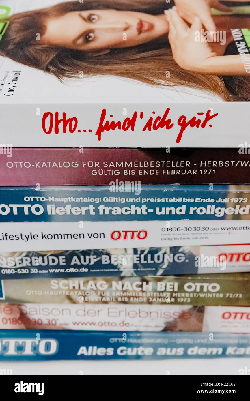 Hambourg, Allemagne. 14Th Nov, 2018. Catalogues d'Otto dans les dernières  décennies sont couchés sur une table dans le siège de l'entreprise d'Otto.  Le catalogue sera publié en décembre avec la gamme printemps-été