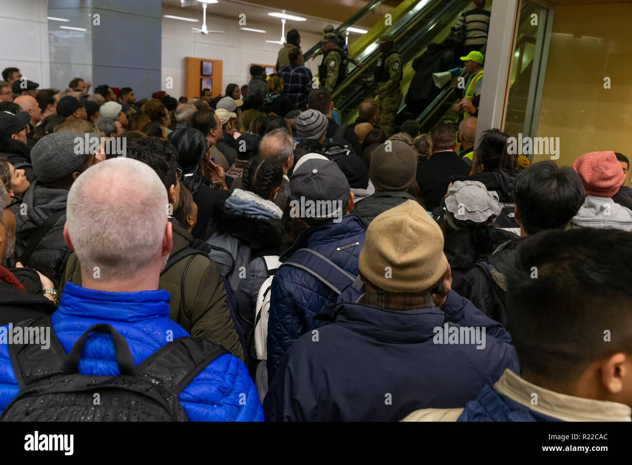 New York, NY - 15 novembre 2018 : Fortes chutes de neige dans la ville de New York a perturbé l'heure de pointe du soir commute, Port Authority Bus Terminal avec mille brin en raison du mauvais état de la route d'autobus ne tourne pas. Environ 6 pouces de neige et pluie éventuelle prévue dans la ville Crédit : lev radin/Alamy Live News Banque D'Images