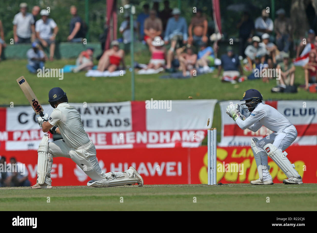 Kandy, Sri Lanka. Le 16 novembre, 2018. 16 novembre 2018, Stade de Cricket International Pallekele, Kandy, Sri Lanka ; International Test Cricket, le deuxième test, jour 3, Sri Lanka contre l'Angleterre ; Rory Burns burns rate la balle mais conserve son pied dans l'enceinte de l'établissement Dickwella frappe les bails le Crédit : Action Plus Sport Images/Alamy Live News Crédit : Action Plus de Sports/Alamy Live News Banque D'Images