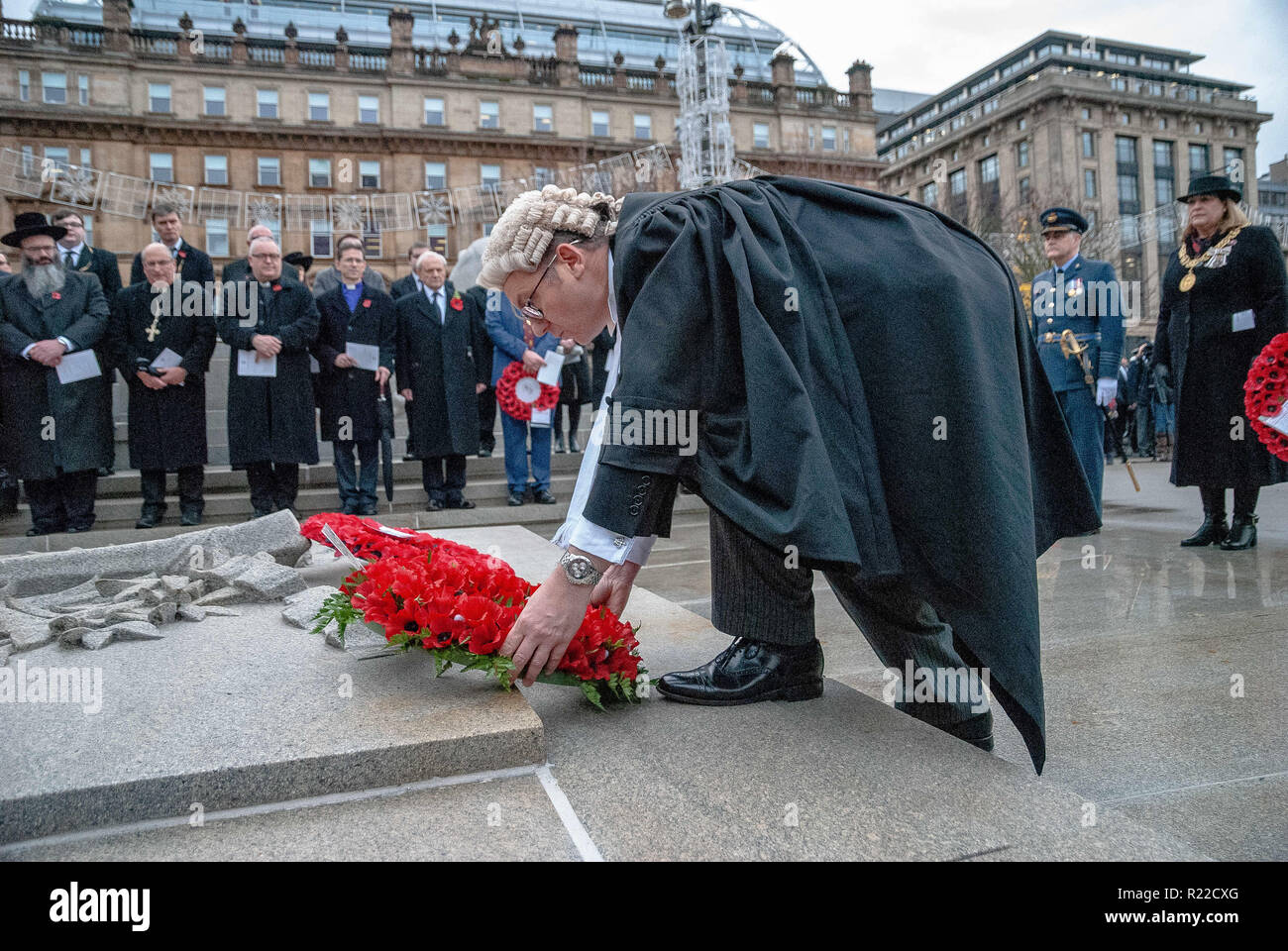 Glasgow, Renfrewshire, UK. 11Th Nov, 2018. Un haut fonctionnaire est vu déposer une couronne à la base du cénotaphe pour rendre hommage à ceux qui sont tombés.Les membres de l'UK les forces armées, la police, l'Ecosse et d'autres services publics est sorti à l'appui et à rendre hommage à ceux qui sont tombés dans les conflits récents et à ceux qui sont tombés pendant la Grande Guerre. 2018 a marqué le 100e anniversaire de la PREMIÈRE GUERRE MONDIALE. Crédit : Stewart Kirby/SOPA Images/ZUMA/Alamy Fil Live News Banque D'Images