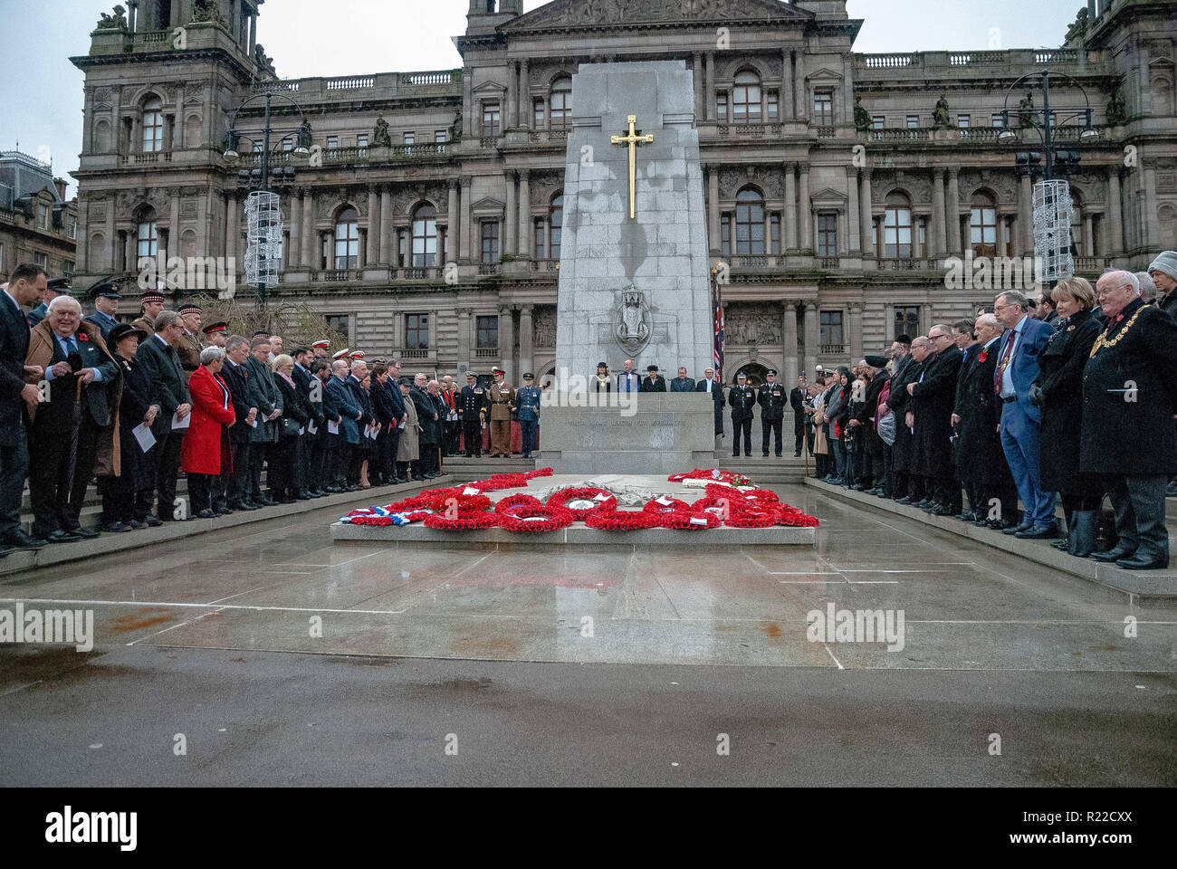 Glasgow, Renfrewshire, UK. 11Th Nov, 2018. Un aperçu des couronnes à la base du cénotaphe avec deux côtés de payer leurs respects à ceux qui sont tombés.Les membres de l'UK les forces armées, la police, l'Ecosse et d'autres services publics est sorti à l'appui et à rendre hommage à ceux qui sont tombés dans les conflits récents et à ceux qui sont tombés pendant la Grande Guerre. 2018 a marqué le 100e anniversaire de la PREMIÈRE GUERRE MONDIALE. Crédit : Stewart Kirby/SOPA Images/ZUMA/Alamy Fil Live News Banque D'Images