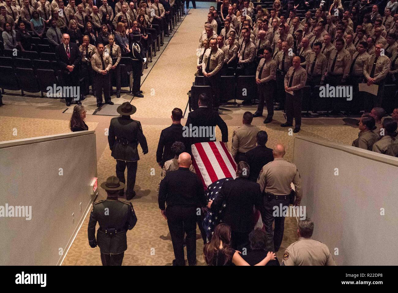 Westlake Village, USA. 15 Nov, 2018. Les gens assistent à la service commémoratif pour Sergent Ron Helus, qui a été tué dans l'affrontement avec le lanceur, à Westlake Village, en Californie, aux États-Unis, le 15 novembre, 2018. Credit : Qian Weizhong/Xinhua/Alamy Live News Banque D'Images
