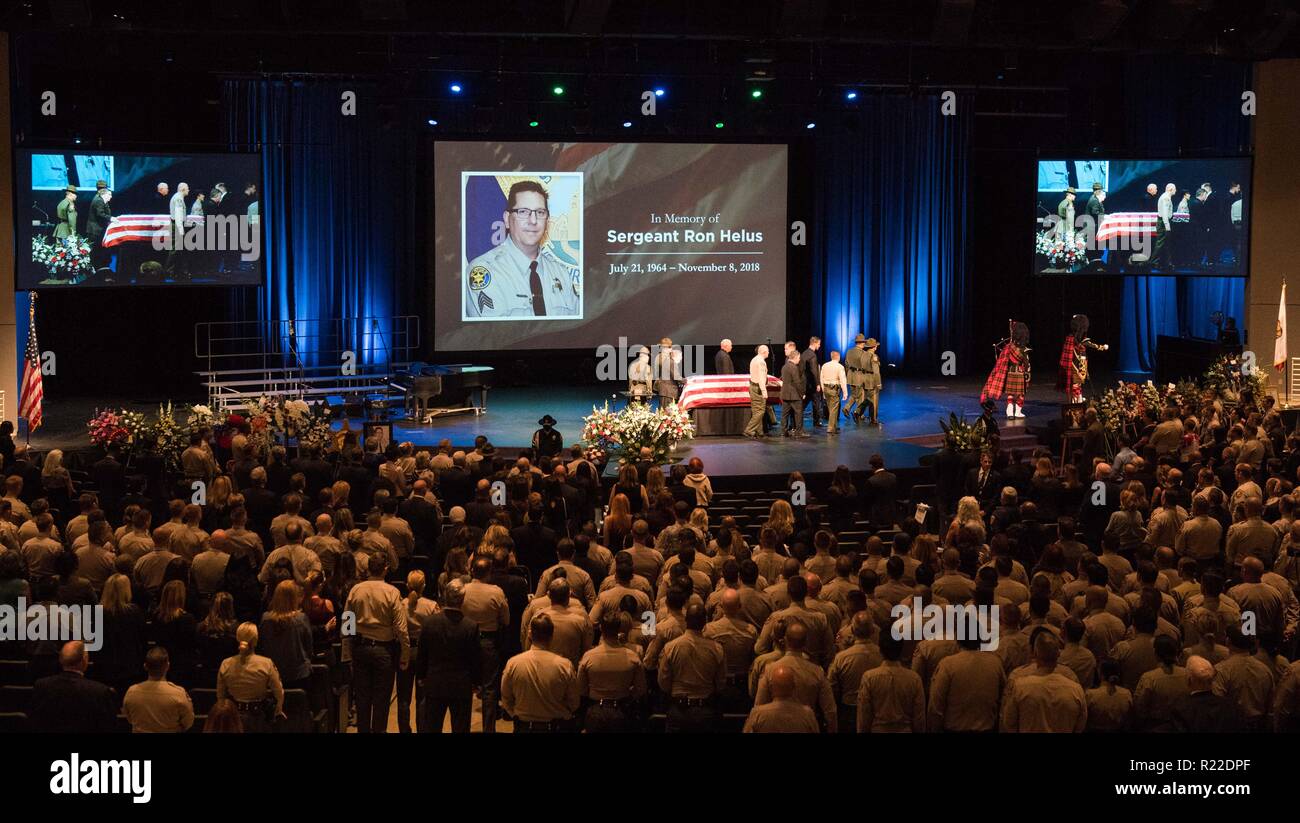 Westlake Village, USA. 15 Nov, 2018. Les gens assistent à la service commémoratif pour Sergent Ron Helus, qui a été tué dans l'affrontement avec le lanceur, à Westlake Village, en Californie, aux États-Unis, le 15 novembre, 2018. Credit : Qian Weizhong/Xinhua/Alamy Live News Banque D'Images