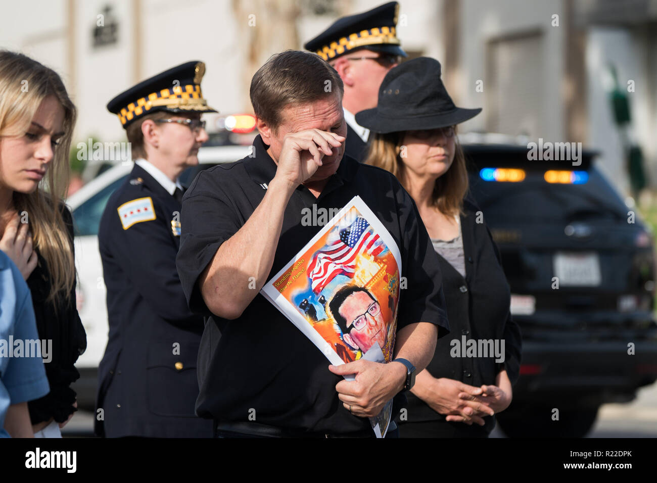 Westlake Village, USA. 15 Nov, 2018. Un homme pleure quand le corbillard transportant le cercueil du Sergent Ron Helus, qui a été tué dans l'affrontement avec le lanceur, en passant par à Westlake Village, en Californie, aux États-Unis, le 15 novembre, 2018. Credit : Qian Weizhong/Xinhua/Alamy Live News Banque D'Images