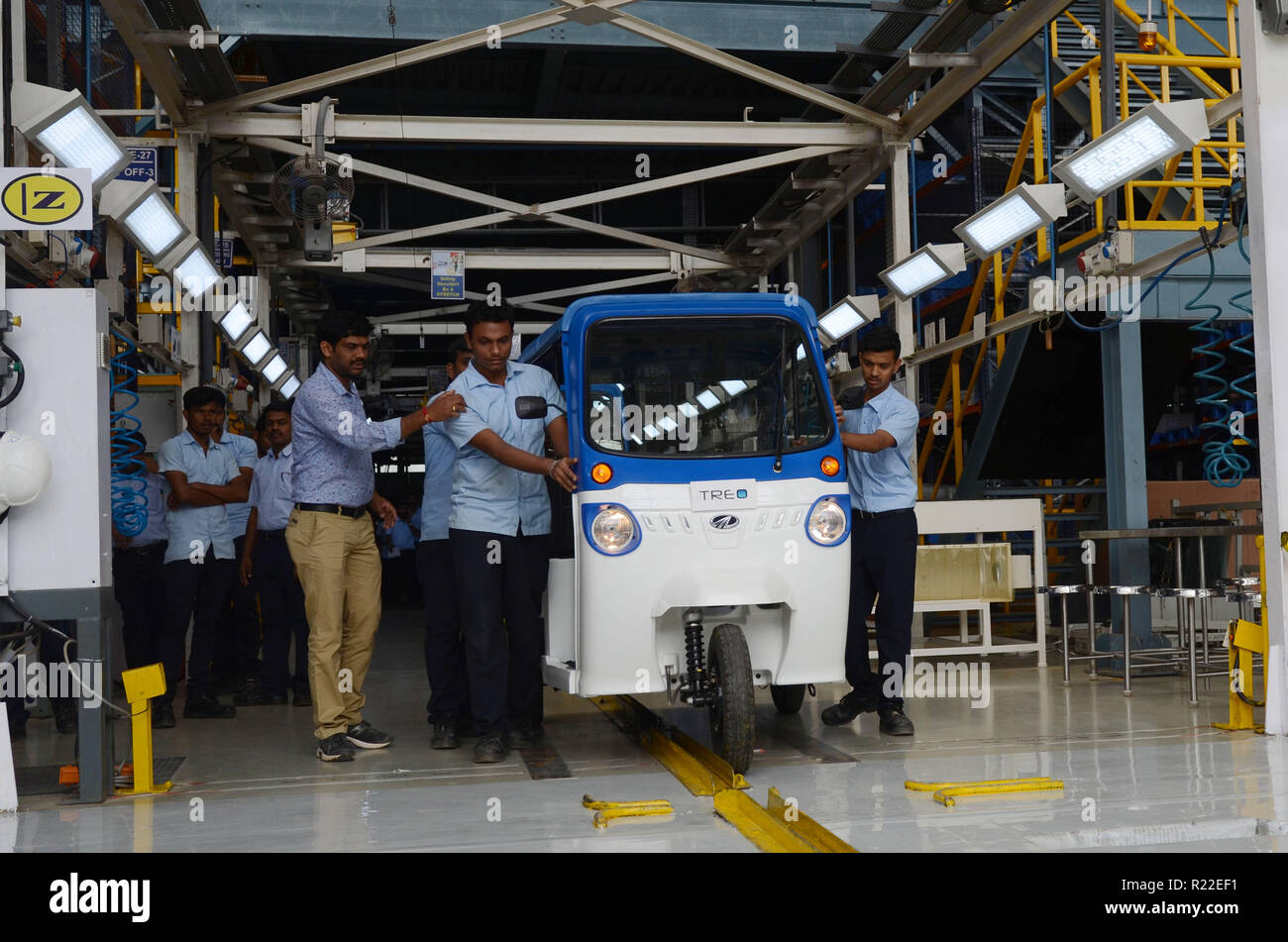 Bangalore, Inde. 15 Nov, 2018. Les employés ont vu travailler sur le tout nouveau "Treo" Mahindra Bouilloire, bouilloire à trois roues, à Bangalore, Inde, 15 novembre 2018. Mahindra Electric Mobility Ltd a ouvert son centre de fabrication de la technologie électrique jeudi. Credit : Stringer/Xinhua/Alamy Live News Banque D'Images