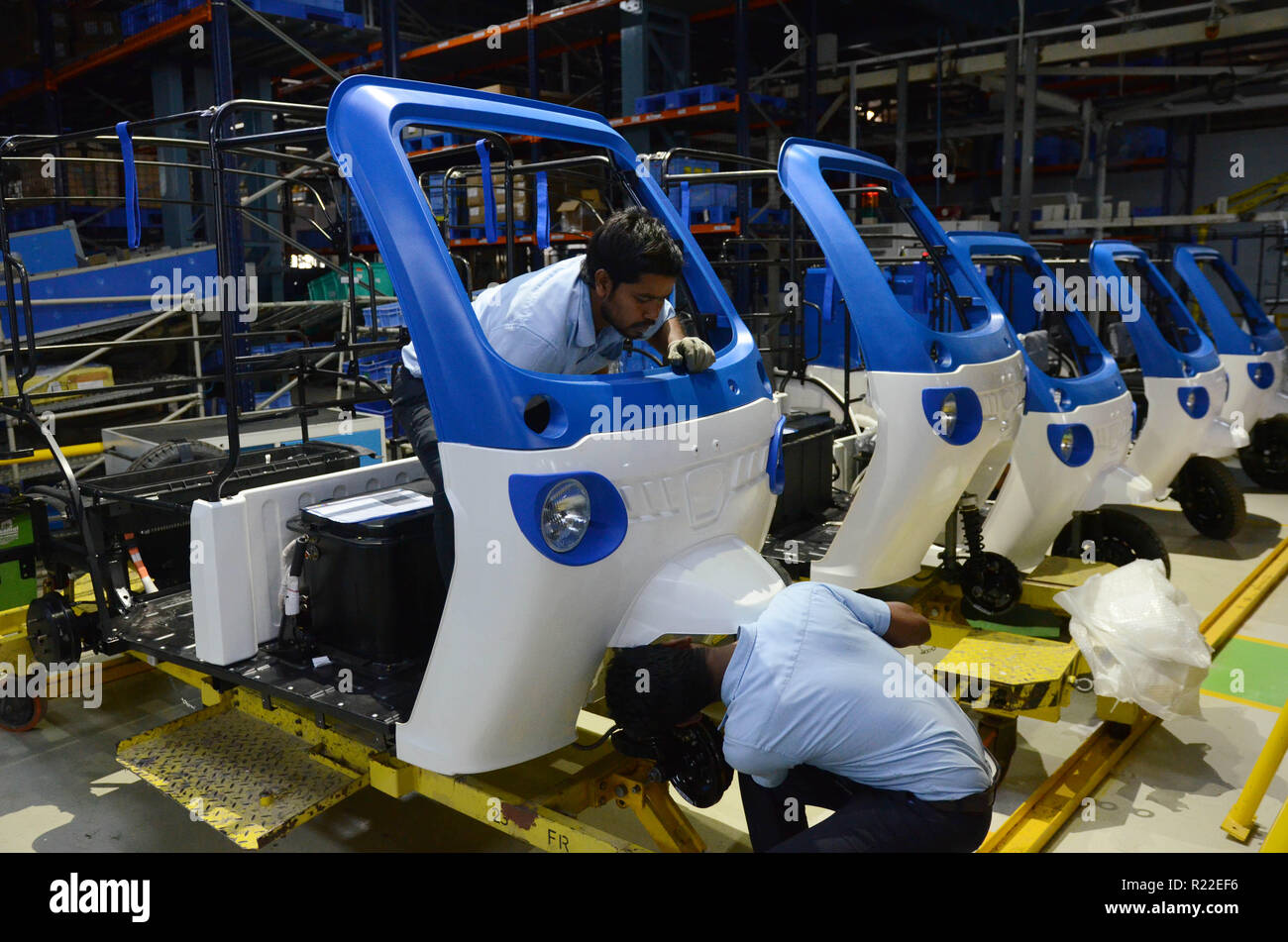 Bangalore, Inde. 15 Nov, 2018. Les employés ont vu travailler sur le tout nouveau "Treo" Mahindra Bouilloire, bouilloire à trois roues, à Bangalore, Inde, 15 novembre 2018. Mahindra Electric Mobility Ltd a ouvert son centre de fabrication de la technologie électrique jeudi. Credit : Stringer/Xinhua/Alamy Live News Banque D'Images