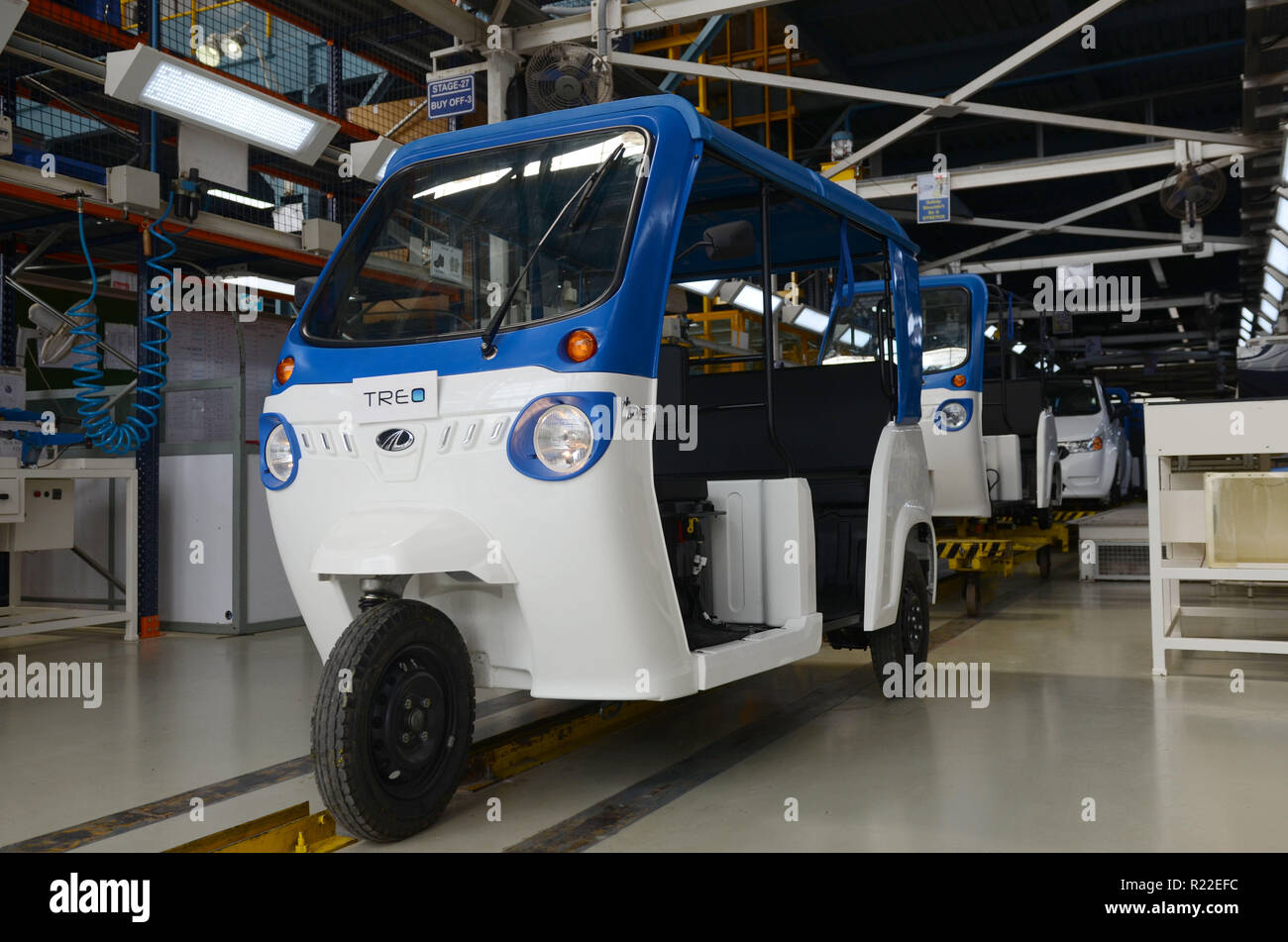 Bangalore, Inde. 15 Nov, 2018. Mahindra nouvellement lancé 'électrique' Treo, trois-roues, sont vus à Bangalore, Inde, 15 novembre 2018. Mahindra Electric Mobility Ltd a ouvert son centre de fabrication de la technologie électrique jeudi. Credit : Stringer/Xinhua/Alamy Live News Banque D'Images