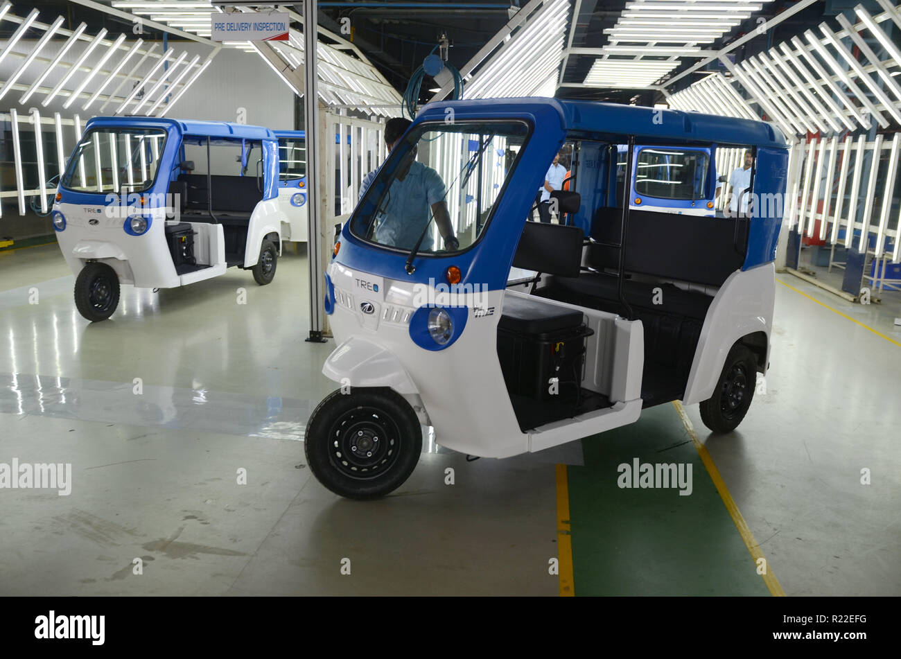 Bangalore, Inde. 15 Nov, 2018. Mahindra nouvellement lancé 'électrique' Treo, trois-roues, sont vus à Bangalore, Inde, 15 novembre 2018. Mahindra Electric Mobility Ltd a ouvert son centre de fabrication de la technologie électrique jeudi. Credit : Stringer/Xinhua/Alamy Live News Banque D'Images