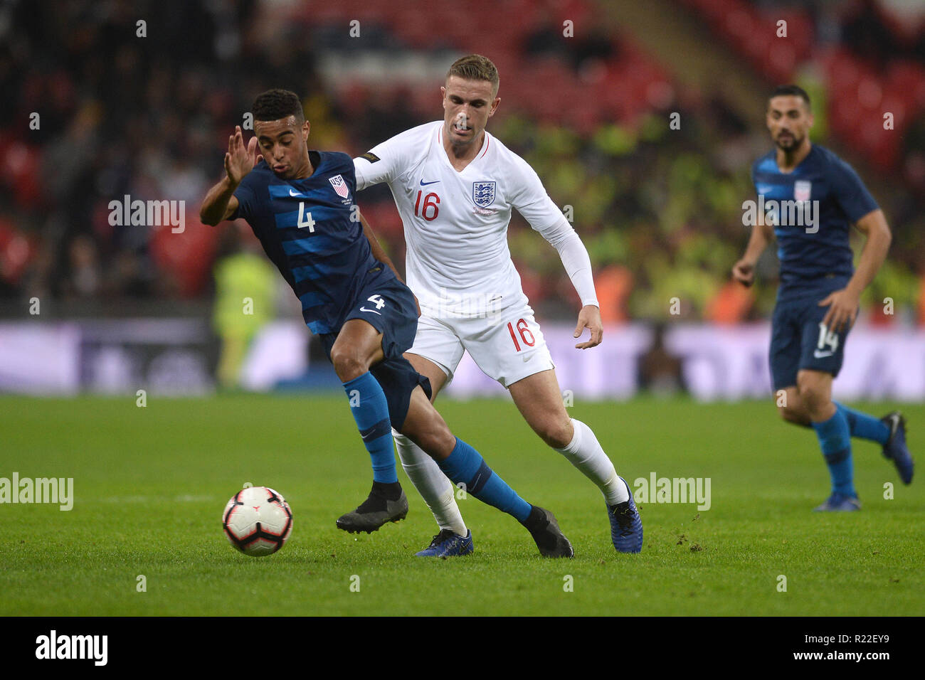 Londres, Royaume-Uni. 15 novembre, 2018. Tyler Adams des États-Unis cherche à obtenir après Jordan Henderson de l'Angleterre - Angleterre v United States, match amical, au stade de Wembley, Londres - 15 novembre 2018 Crédit : Richard Calver/Alamy Live News Banque D'Images