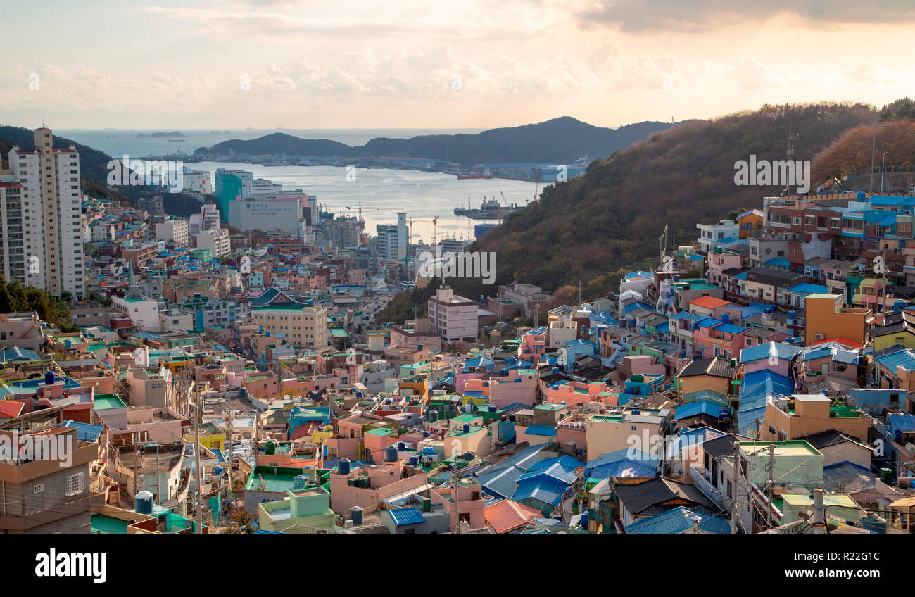 Gamcheon Culture Village, Nov 14, 2018 : La culture Gamcheon à Busan, Village d'environ 420 km (261 milles) au sud-est de Séoul, Corée du Sud. L'emplacement de l'appel les touristes 'Santorini de Corée' et le village a reçu une ONU-HABITAT 2012 Paysage urbain asiatique Award. Credit : Lee Jae-Won/AFLO/Alamy Live News Banque D'Images
