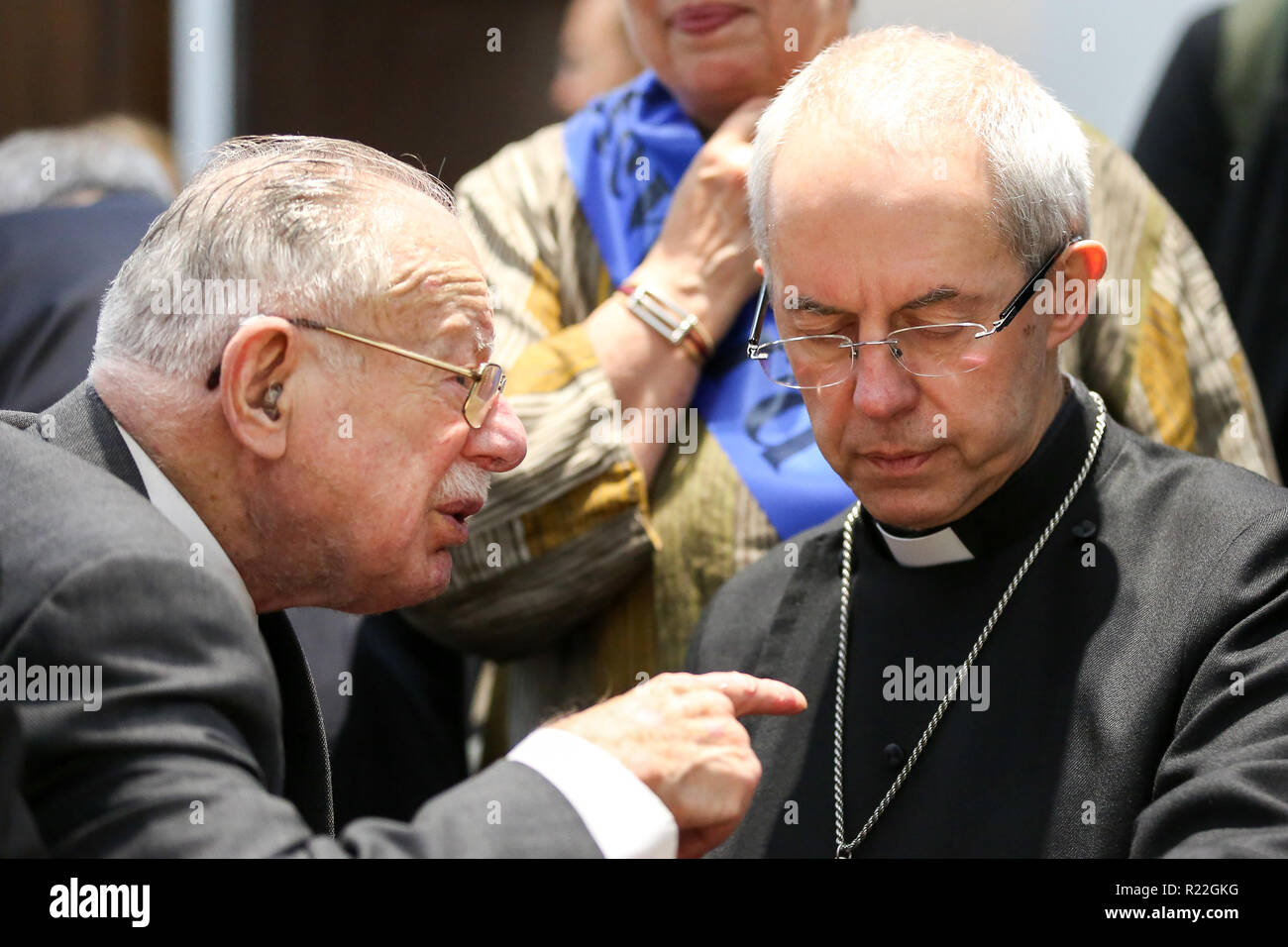 Londres, Royaume-Uni. 15 Nov, 2018. L'archevêque de Canterbury, Justin Welby vus en train de parler avec un accompagnateur à la commémoration.Des milliers de personnes, y compris des politiciens, des célébrités, des chefs religieux, des partisans des droits des enfants réfugiés se rassemblent dans un événement organisé par l'association caritative britannique un passage sûr à Euston, Londres Pour célébrer le 80e anniversaire de l'Kindertransport. Les survivants de l'Kindertransport ont publié une déclaration demandant au gouvernement de fournir plus d'itinéraires de sanctuaire pour les enfants réfugiés. Credit : Dinendra Haria SOPA/Images/ZUMA/Alamy Fil Live News Banque D'Images