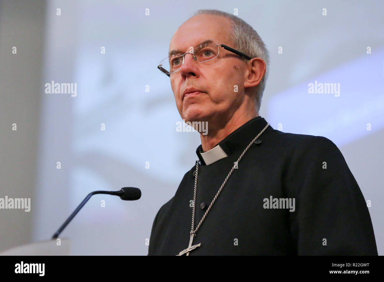 Londres, Royaume-Uni. 15 Nov, 2018. Justin Welby, Archevêque de Canterbury vu parlant à la commémoration.Des milliers de personnes, y compris des politiciens, des célébrités, des chefs religieux, des partisans des droits des enfants réfugiés se rassemblent dans un événement organisé par l'association caritative britannique un passage sûr à Euston, Londres Pour célébrer le 80e anniversaire de l'Kindertransport. Les survivants de l'Kindertransport ont publié une déclaration demandant au gouvernement de fournir plus d'itinéraires de sanctuaire pour les enfants réfugiés. Credit : Dinendra Haria SOPA/Images/ZUMA/Alamy Fil Live News Banque D'Images