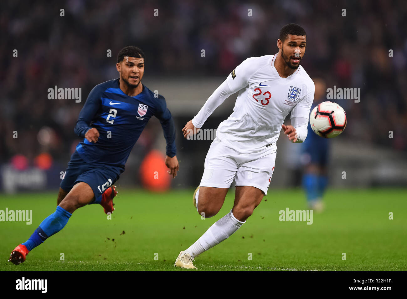 Londres. United Kingdom. 15 novembre 2018. Ruben Loftus-Cheeks au racing (23) (à droite) avec défenseur DeAndre Yedlin USA (2) au cours de clôture le match amical entre l'Angleterre et USA au stade de Wembley. Crédit : MI News & Sport /Alamy Live News Banque D'Images