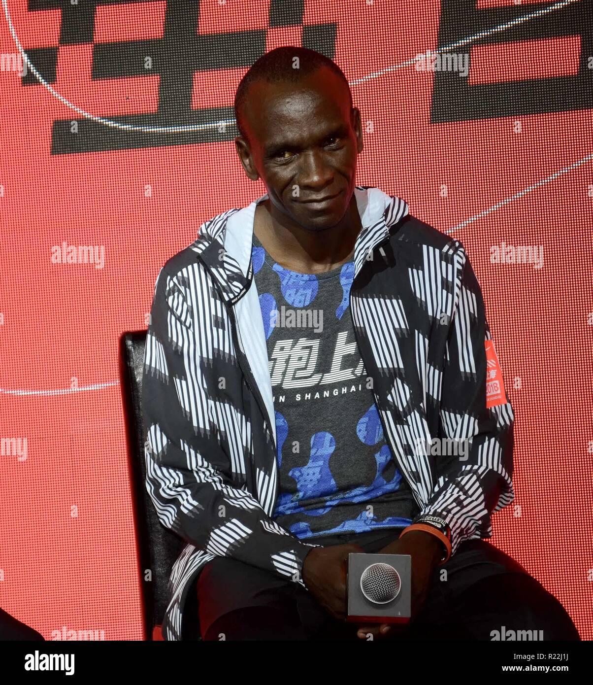 Shangha, Shangha, Chine. 16 Nov, 2018. Shanghai, Chine- coureur kenyan Eliud Kipchoge et son entraîneur Patrick Sang partager l'exécution de l'expérience de coureurs chinois à Shanghai, Chine, 16 novembre 2018. Eliud Kipchoge remporte le marathon olympique en 2016 et est l'actuel détenteur du record du monde du marathon avec un temps de 2 heures 1 minutes 39 secondes. Crédit : SIPA Asie/ZUMA/Alamy Fil Live News Banque D'Images