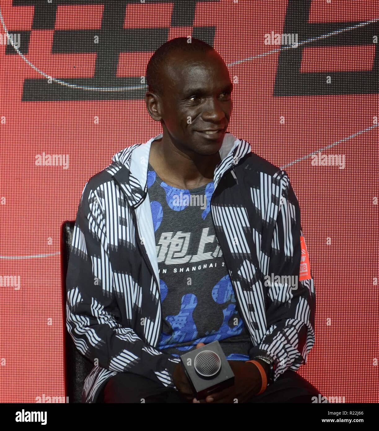 Shangha, Shangha, Chine. 16 Nov, 2018. Shanghai, Chine- coureur kenyan Eliud Kipchoge et son entraîneur Patrick Sang partager l'exécution de l'expérience de coureurs chinois à Shanghai, Chine, 16 novembre 2018. Eliud Kipchoge remporte le marathon olympique en 2016 et est l'actuel détenteur du record du monde du marathon avec un temps de 2 heures 1 minutes 39 secondes. Crédit : SIPA Asie/ZUMA/Alamy Fil Live News Banque D'Images