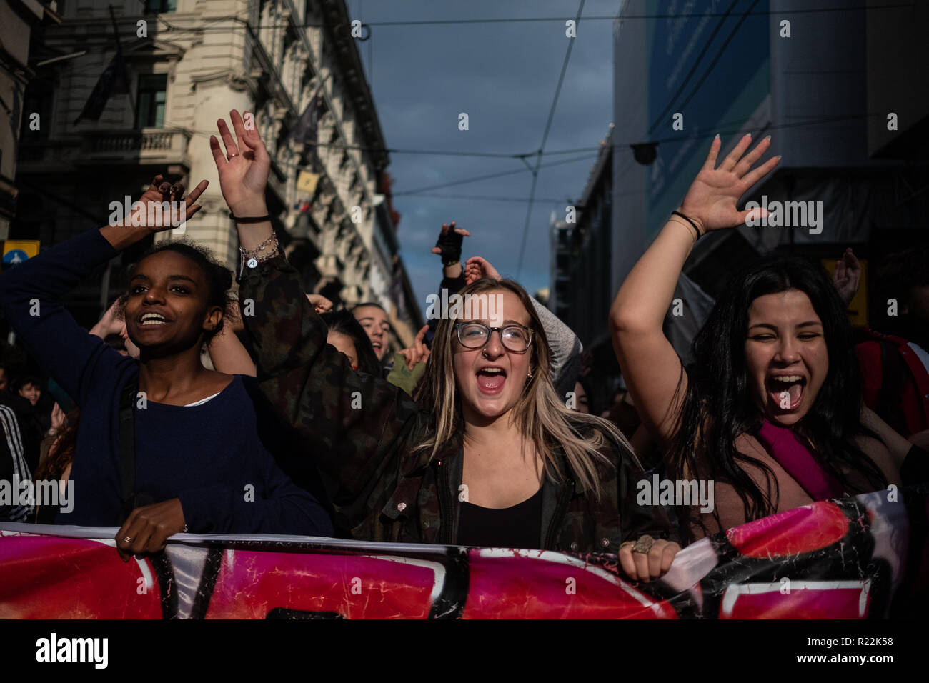 Milan, Italie - 16 novembre 2018 : jeunes manifestants mars et chant qu'ils prennent part à la Journée "Pas de protestation des étudiants des Salvini Crédit : Piero Cruciatti/Alamy Live News Banque D'Images