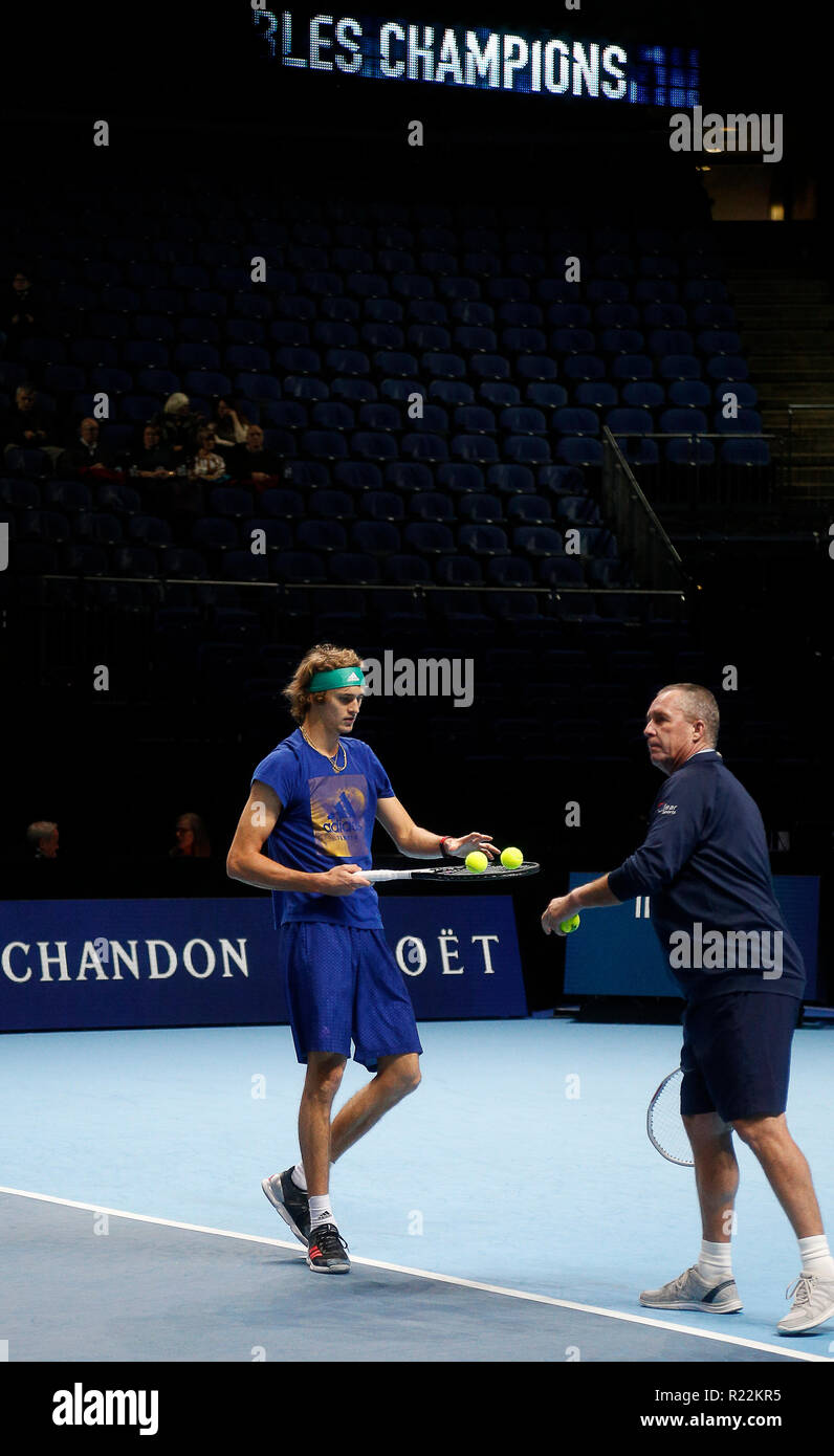 O2 Arena, London, UK. 16 novembre 2018, O2 Arena, London, England ; Nitto ATP Tennis finale ; Alexander Zverev (GER) s'entretient avec l'entraîneur Ivan Lendl comme il l'avance sur ses pratiques de crédit : Action Plus de Sports/Alamy Live News Banque D'Images