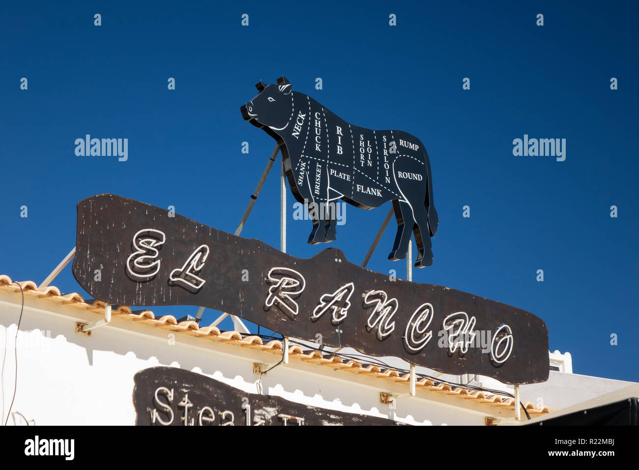 Restaurant El Rancho signe vache montrant les coupes de Bœuf de la vieille ville d'Albufeira Portugal Banque D'Images