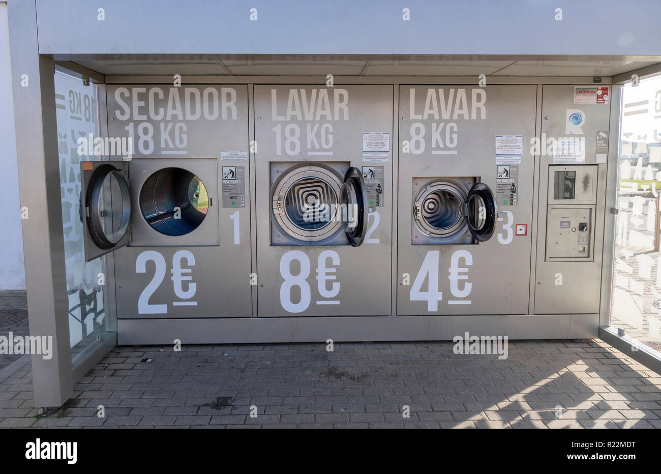 Machines à laver extérieures Banque de photographies et d'images à haute  résolution - Alamy