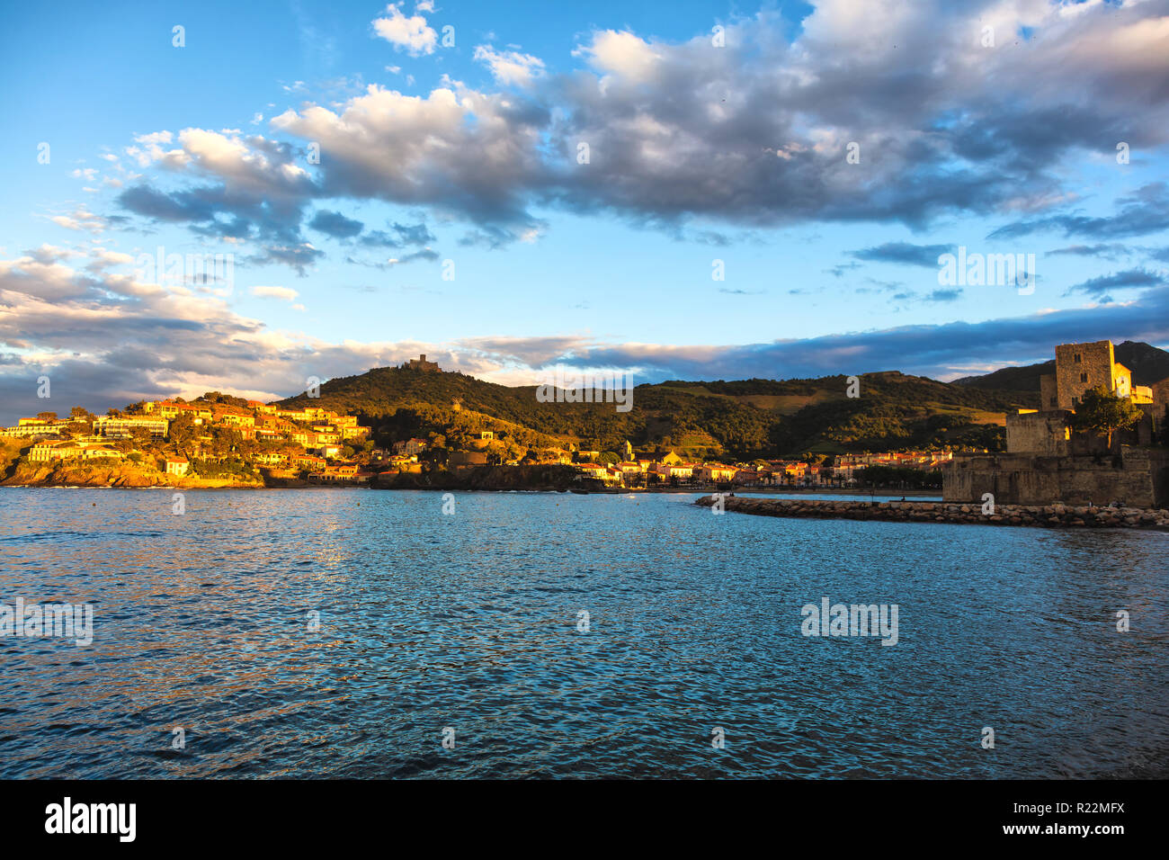 Collioure villa avec un moulin à vent en haut de la colline, Roussillon, côte Vermeille, Pyrenees Orientales, France Banque D'Images