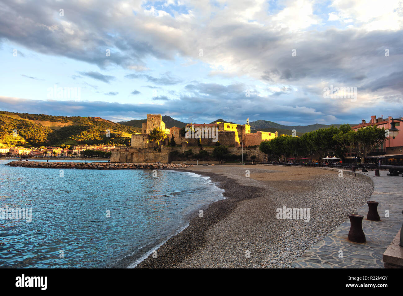 Collioure villa avec un moulin à vent en haut de la colline, Roussillon, côte Vermeille, Pyrenees Orientales, France Banque D'Images