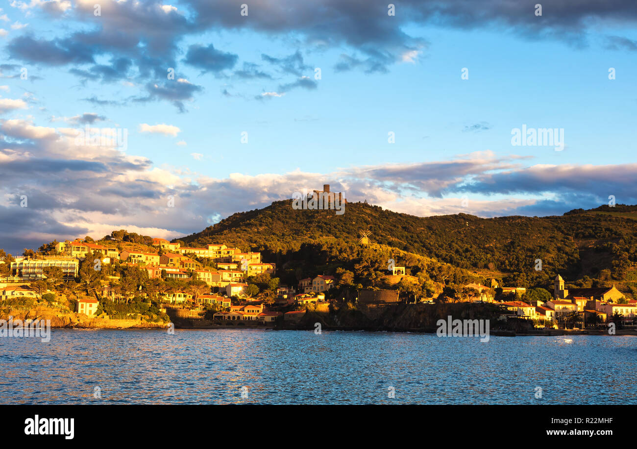 Collioure villa avec un moulin à vent en haut de la colline, Roussillon, côte Vermeille, Pyrenees Orientales, France Banque D'Images
