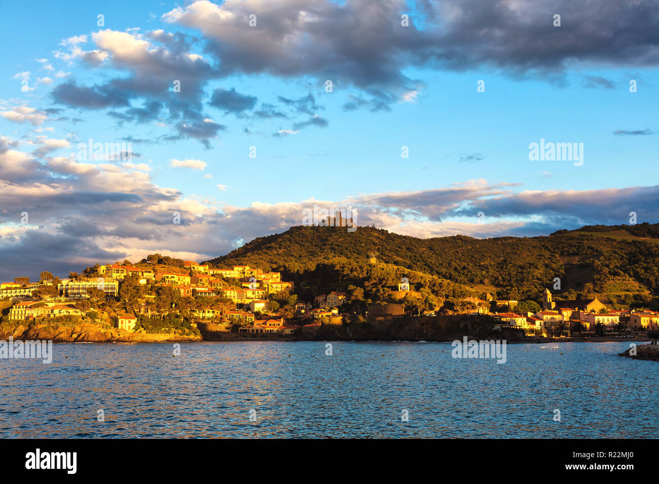 Collioure villa avec un moulin à vent en haut de la colline, Roussillon, côte Vermeille, Pyrenees Orientales, France Banque D'Images