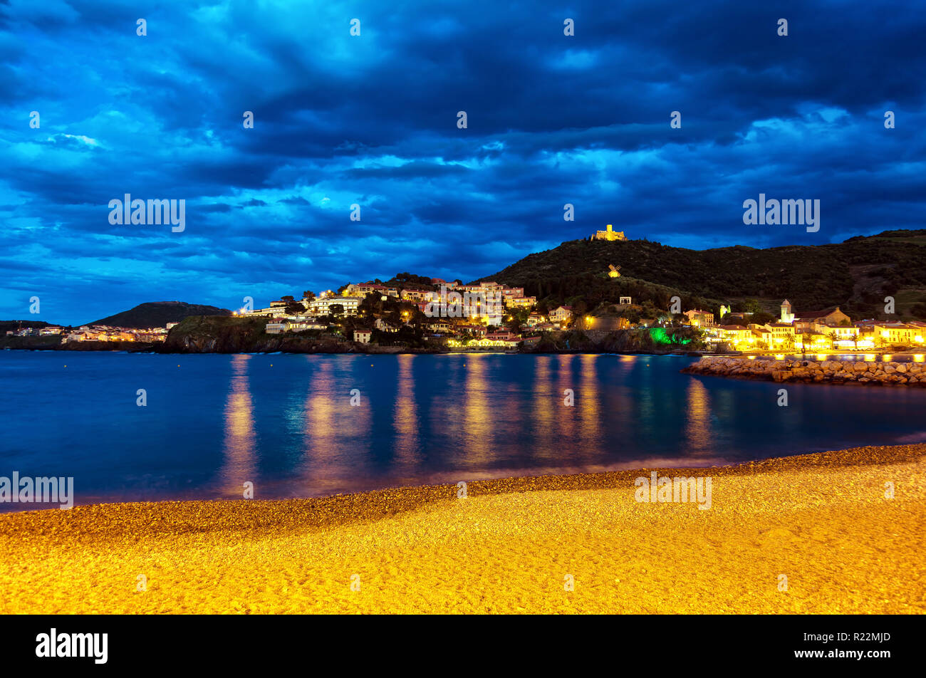Vues de la nuit de Collioure et Fort Saint-Elme, Languedoc-Roussillon, France Banque D'Images