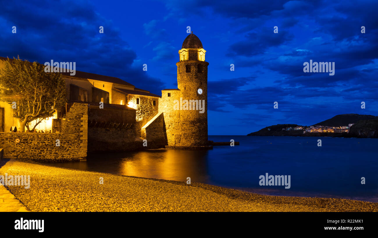 Église Notre Dame des Anges la nuit, Collioure, Languedoc-Roussillon, France Banque D'Images