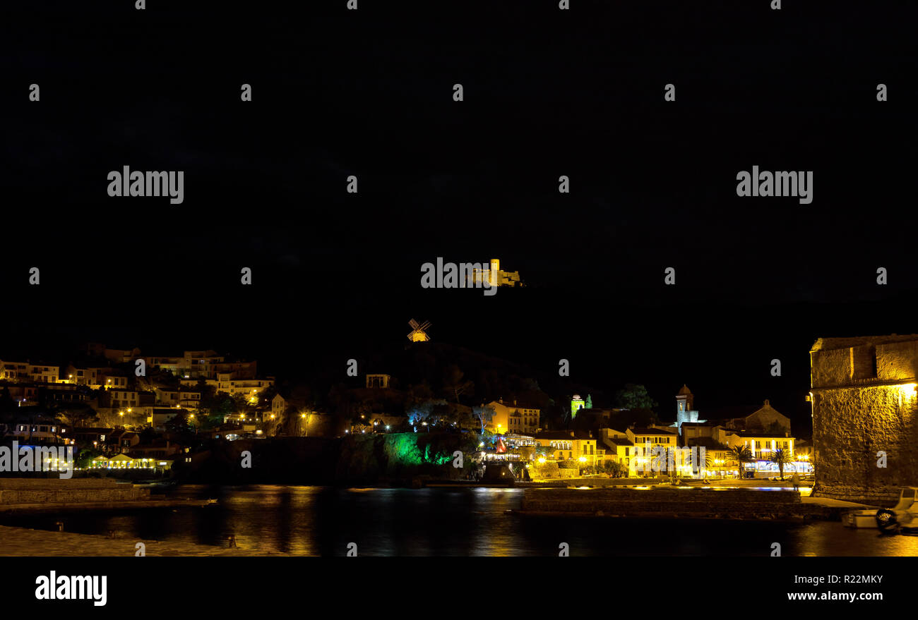 Vues de la nuit de Collioure et Fort Saint-Elme, Languedoc-Roussillon, France Banque D'Images