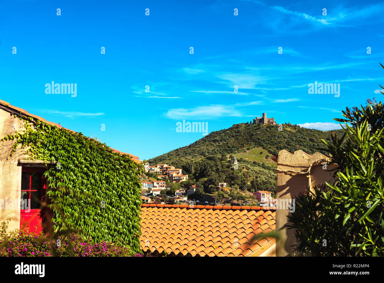 Collioure villa avec un moulin à vent en haut de la colline, Roussillon, côte Vermeille, Pyrenees Orientales, France Banque D'Images