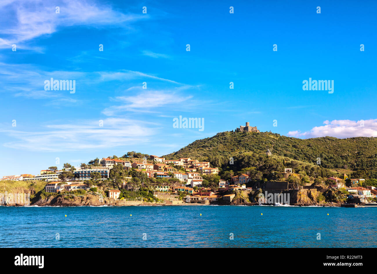 Collioure villa avec un moulin à vent en haut de la colline, Roussillon, côte Vermeille, Pyrenees Orientales, France Banque D'Images