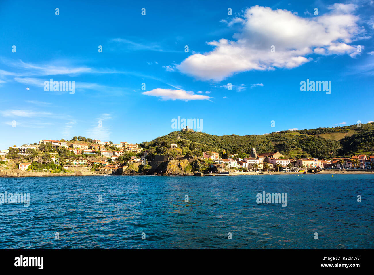 Collioure villa avec un moulin à vent en haut de la colline, Roussillon, côte Vermeille, Pyrenees Orientales, France Banque D'Images