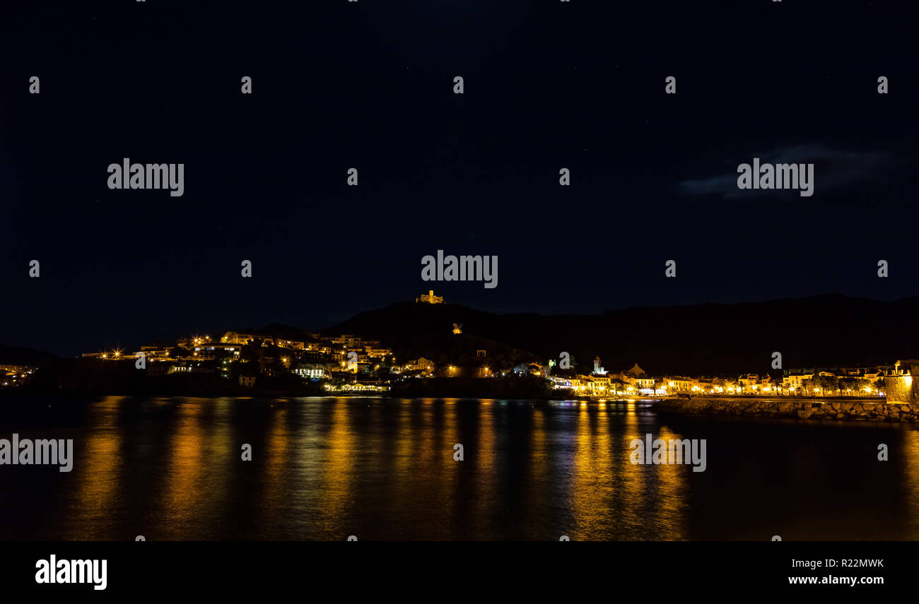 Vues de la nuit de Collioure et Fort Saint-Elme, Languedoc-Roussillon, France Banque D'Images