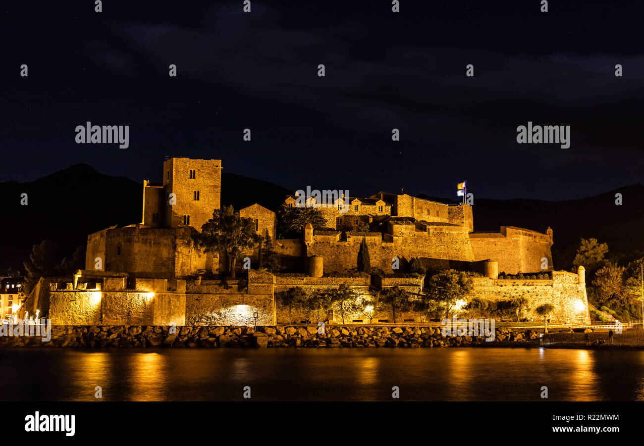 Vues de la nuit du Château Royal, un énorme château royal français, et le port de la ville de Collioure, France Banque D'Images