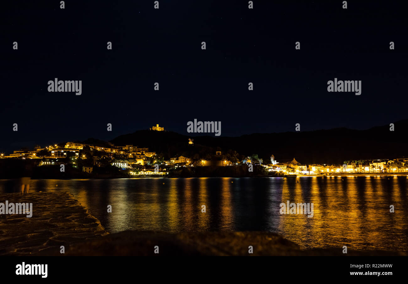 Vues de la nuit de Collioure et Fort Saint-Elme, Languedoc-Roussillon, France Banque D'Images