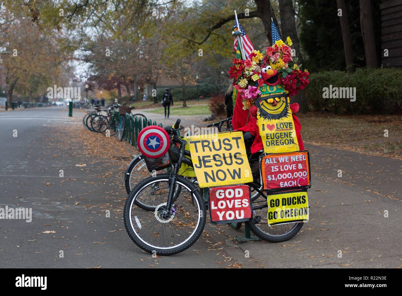 Un vélo décoré de religion et d'autres slogans, à l'Université de l'Oregon à Eugene, OR, USA. Banque D'Images