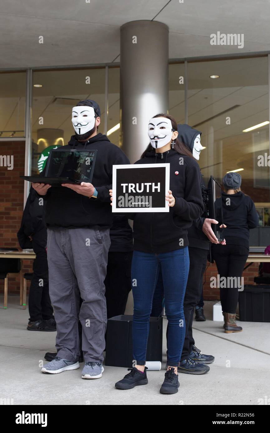 Les activistes végétaliens former un "cube de vérité" à l'Université de l'Oregon à Eugene, Oregon, USA. Banque D'Images