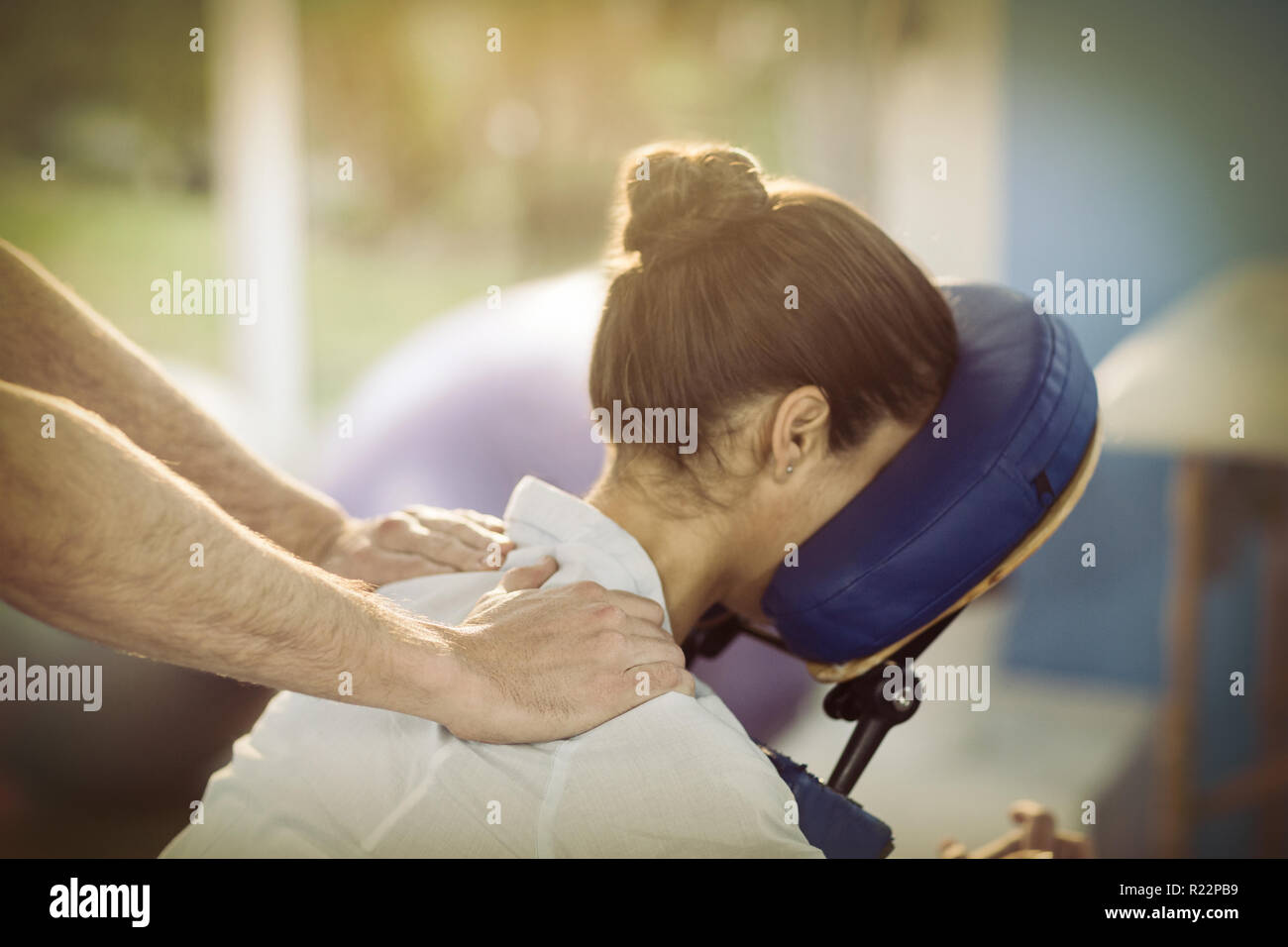 Physiothérapeute massage épaule donnant à une patiente Banque D'Images