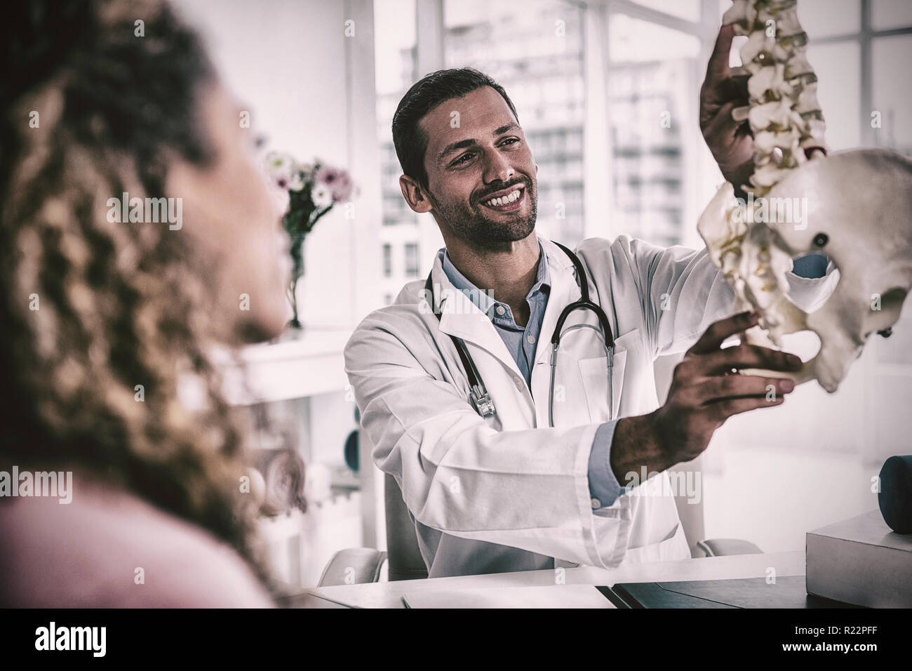 Physiothérapeute expliquant au patient modèle rachis Banque D'Images