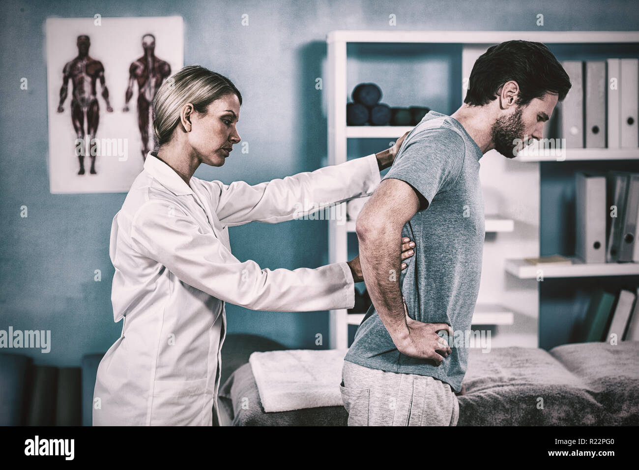 Physiotherapist examining mans retour Banque D'Images