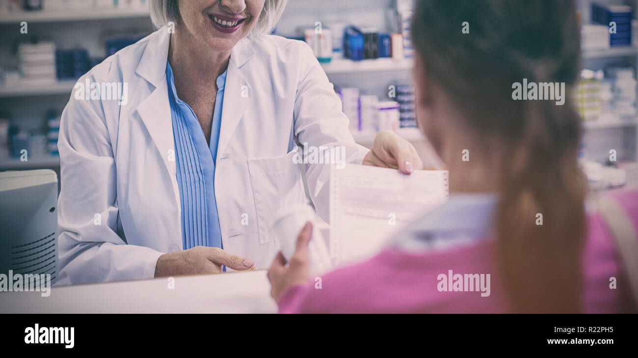 Docteur en médecine de prescription donnant au client Banque D'Images