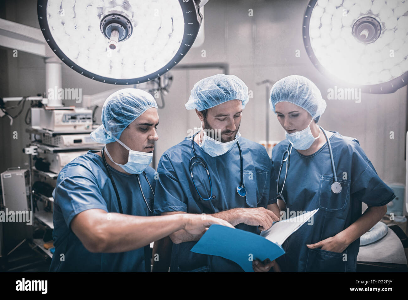 Chirurgiens discuter dossiers patients dans l'opération prix Banque D'Images