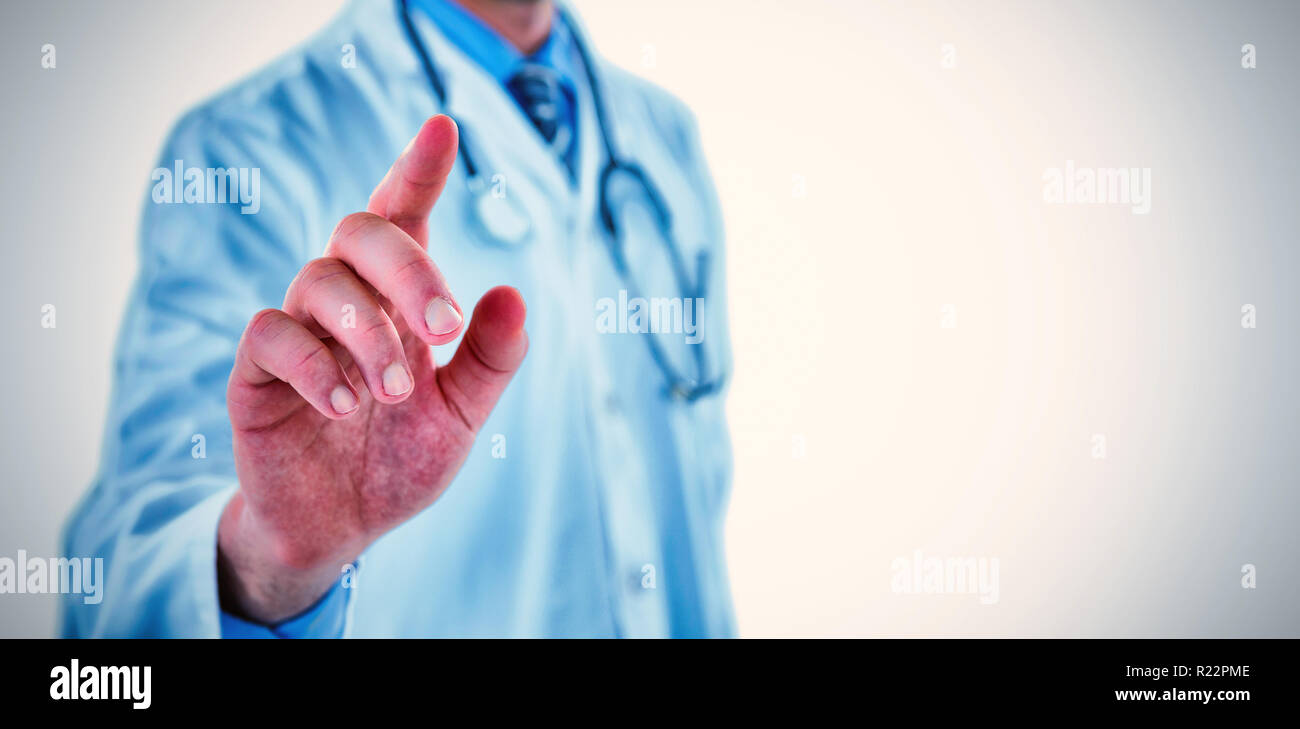 Au milieu de l'écran numérique toucher médecin Banque D'Images