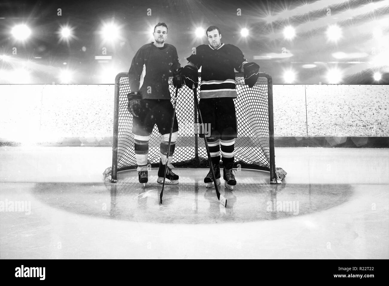 Image composite de joueurs de hockey sur glace article par poteau de but Banque D'Images