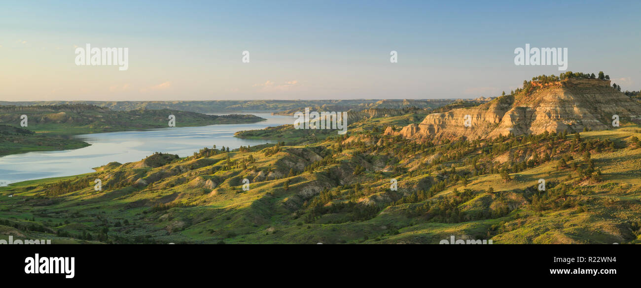 Panorama de la lumière du soir sur le lac de Fort Peck à snow creek bay dans la charles m russell National Wildlife Refuge près de Jordan, Montana Banque D'Images